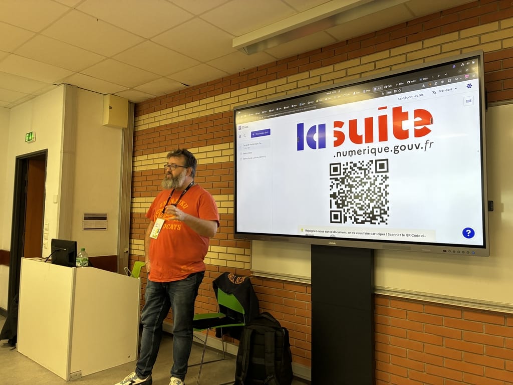 Manuel on stage introducing La suite numerique